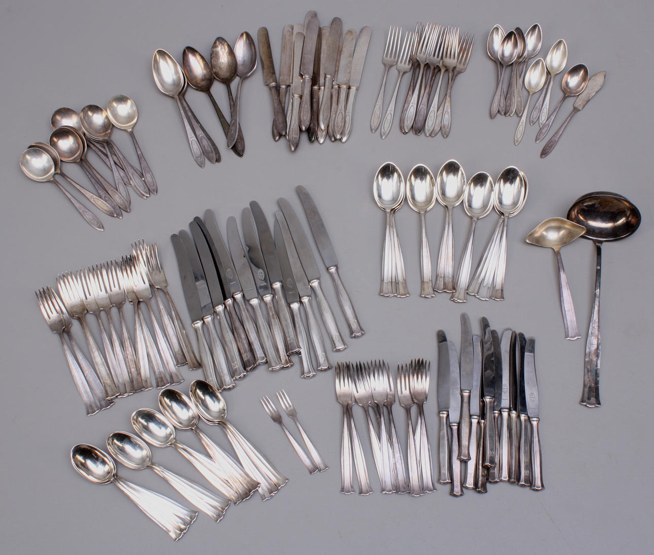 BESTICKUPPSÄTTNINGAR, 2st, nysilver, ca 110delar.