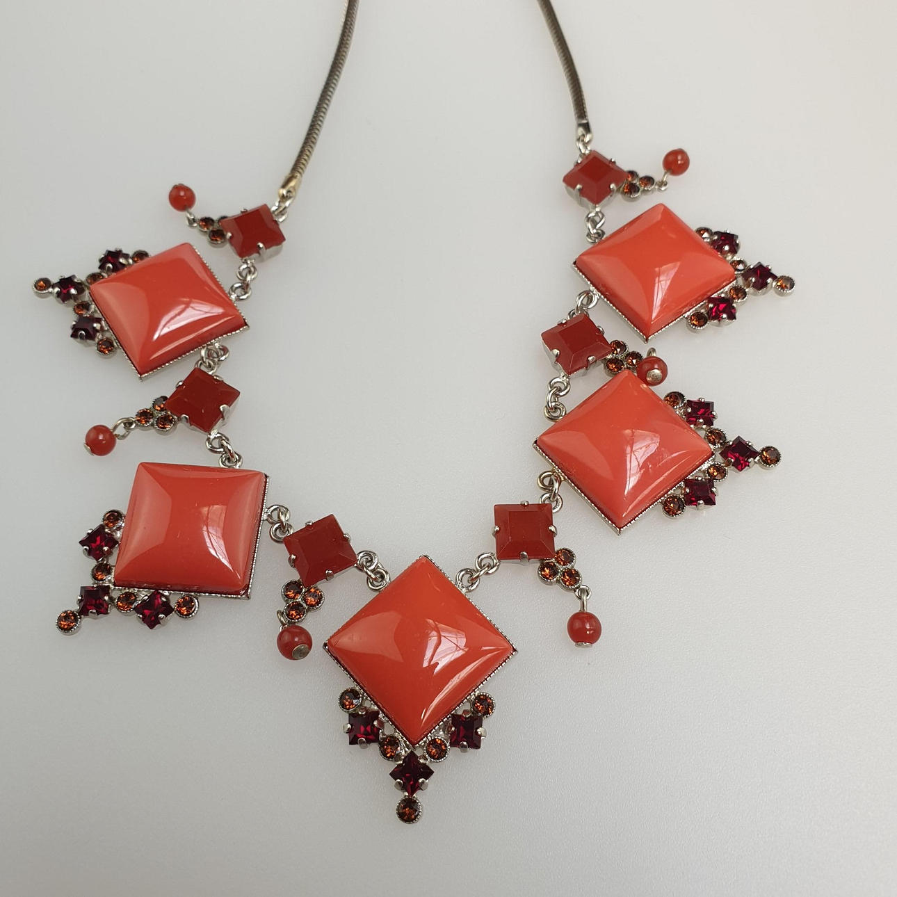 - Modeschmuck-COLLIER - u.a. Swarovski-Steine bzw. Gablonz.