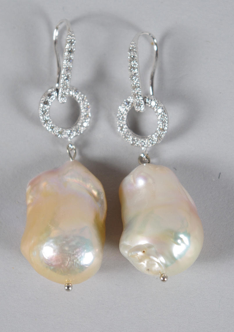 ÖRHÄNGEN, 1 par, barockpärlor med cirkoner.