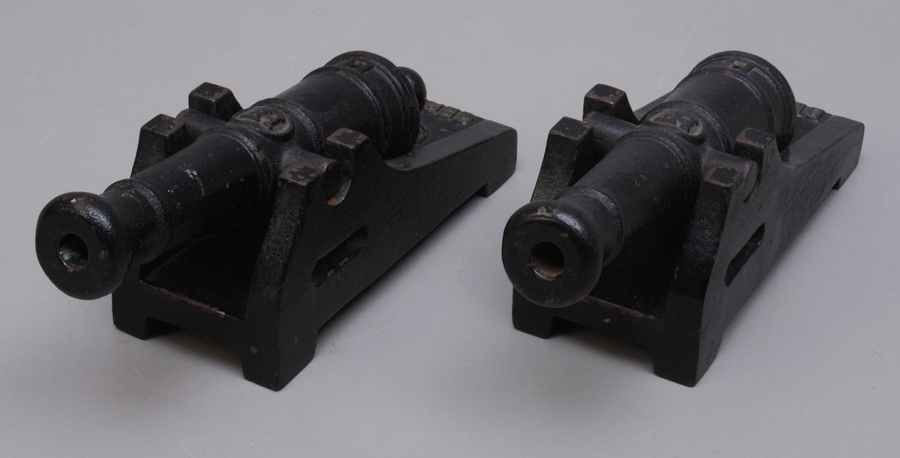 SALUTKANONER, ett par, gjutjärn, Hällefors bruk, 1900-tal.