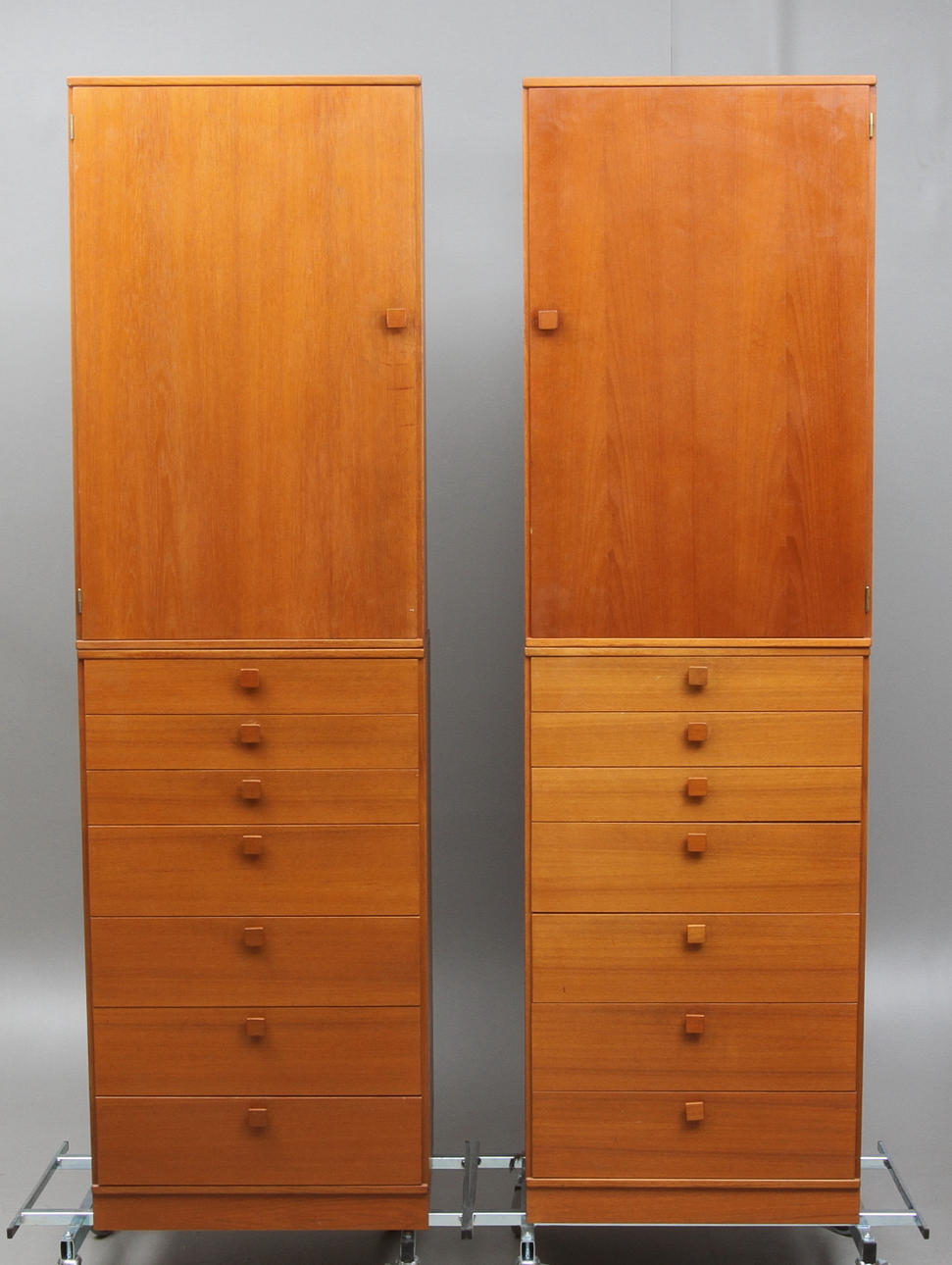 SKÅPKONSOLER, 4 delar, "Contenta", Johannesborgs Möbelfabrik, 1900-talets andra hälft.