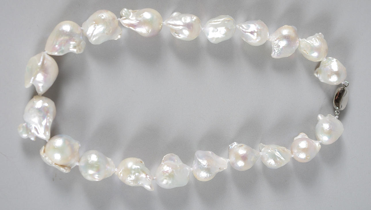 COLLIER MED BAROCKPÄRLOR.