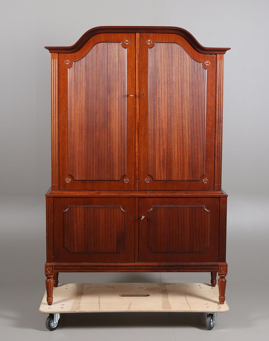 MATSALSSKÅP i mahognyfanér, 1950-tal.