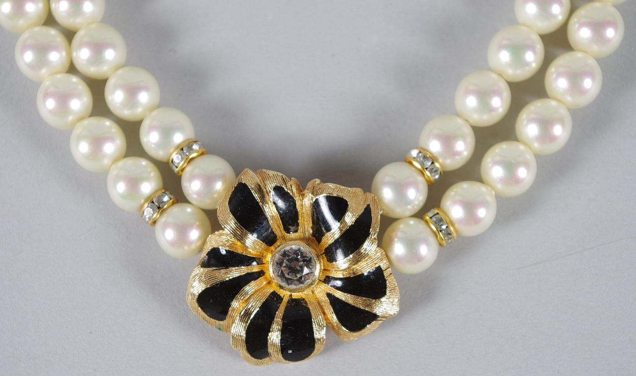 PERLEHALSKÆDE, Christian Dior.