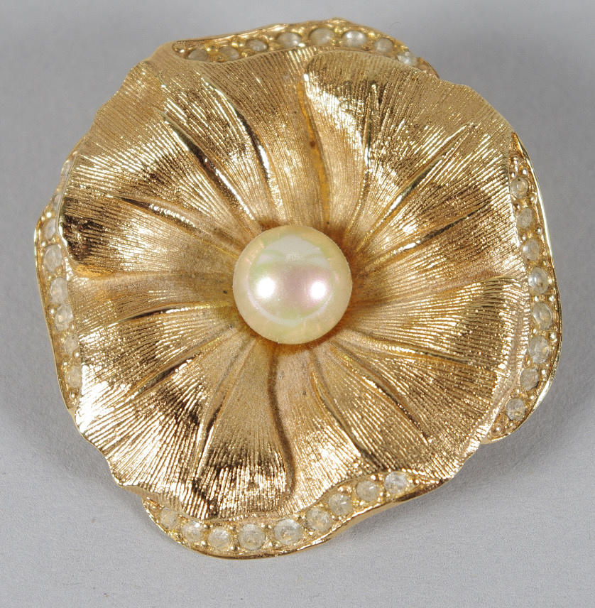 BROSCH MED PÄRLA, Christian Dior.