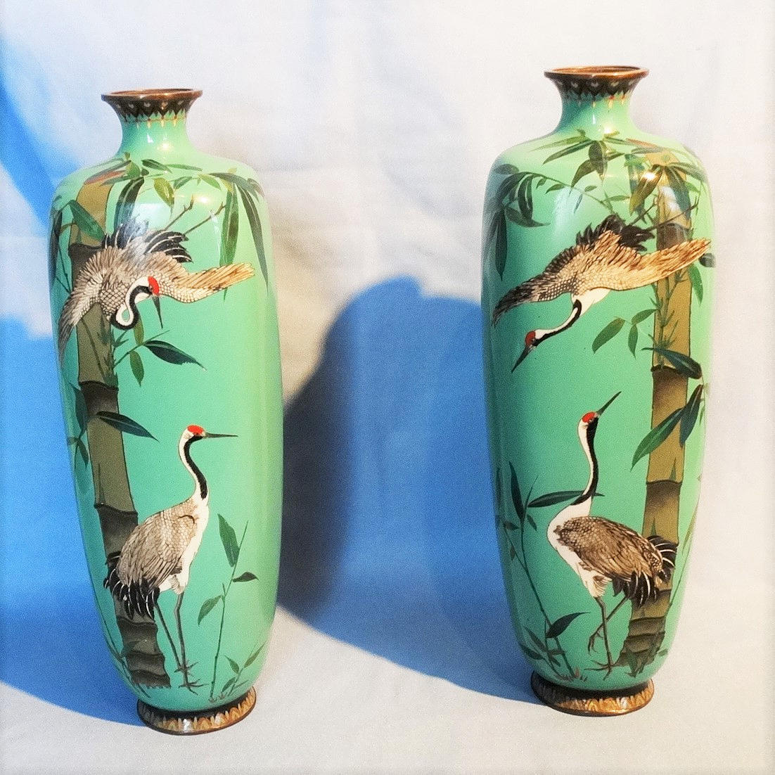 PAREJA DE JARRONES DE CLOISONNE DE ESMALTE.