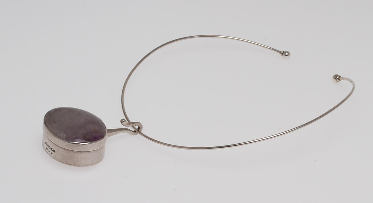 HALSRING MED HÄNGE, silver, med cabochonslipad rosenkvartz, O.U. Bohlin, 1964.