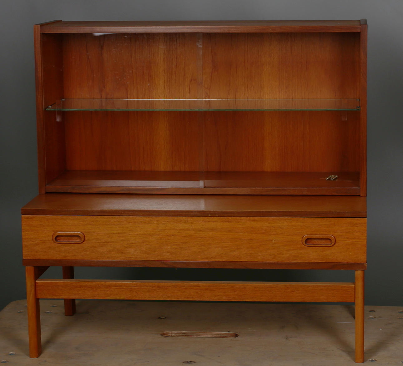 BÄNK MED VITRINSKÅP, teakfanér, 1960-tal.