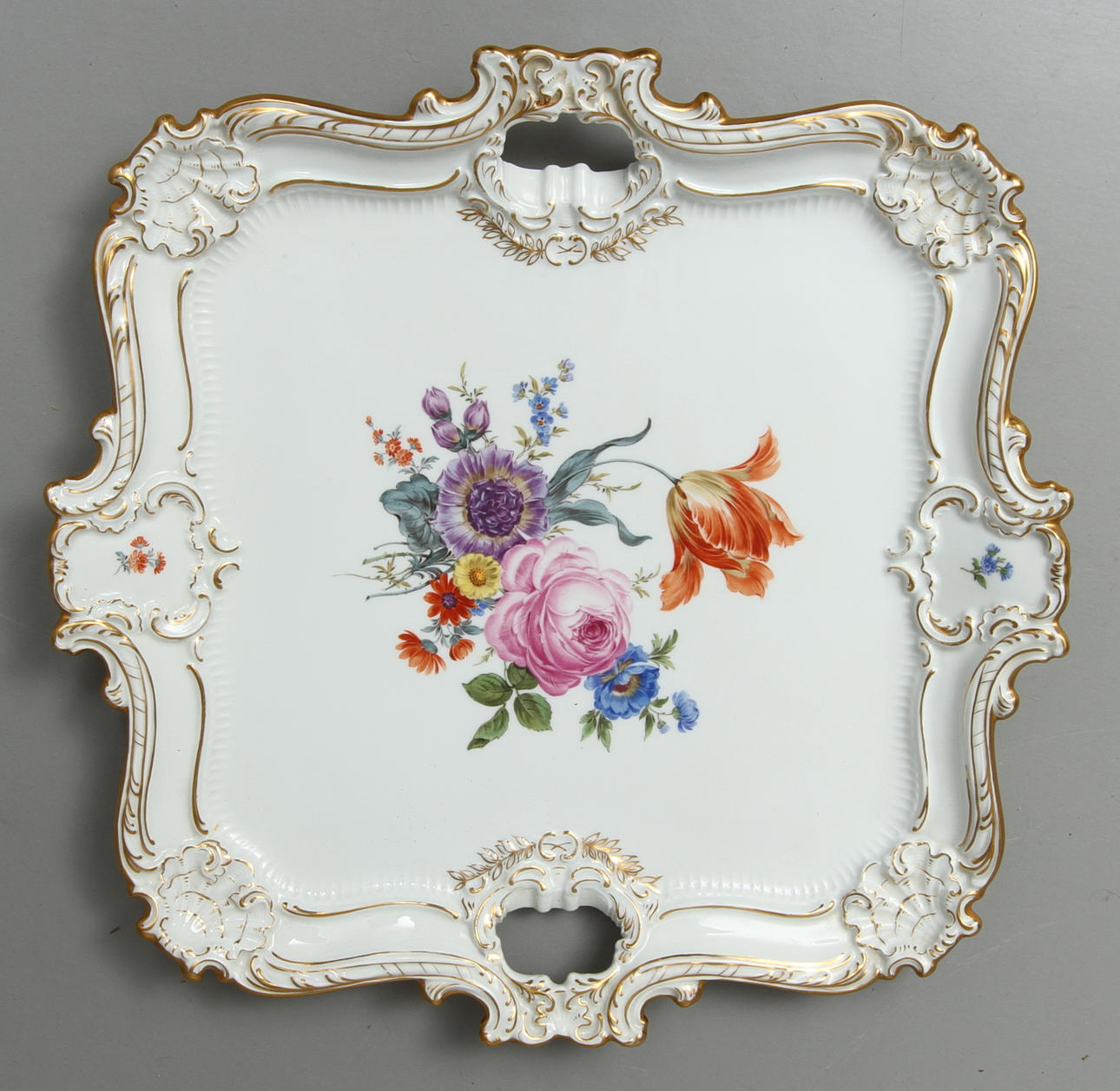 BRICKA, porslin. rokokostil, Meissen, 1900-tal.