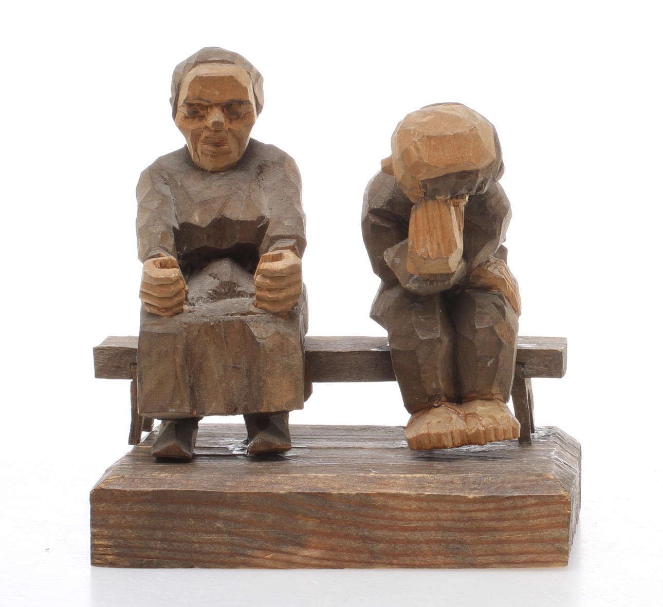 FIGURGRUPP, snidat och bemålat trä, gubbe och gumma på bänk.