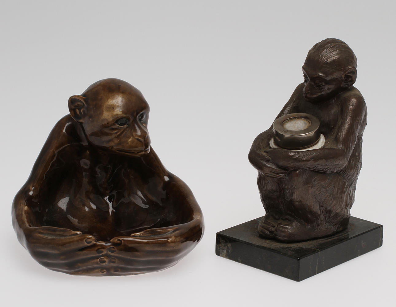 CIGARRTÄNDARE, i form av apa, metall, ASKFAT, keramik, i form av apa, 1900-tal.