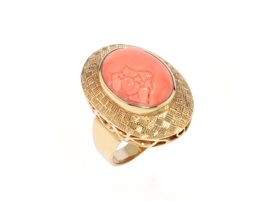 KORALLENRING, GESCHNITZTE KORALLE, 585er Gelbgold.