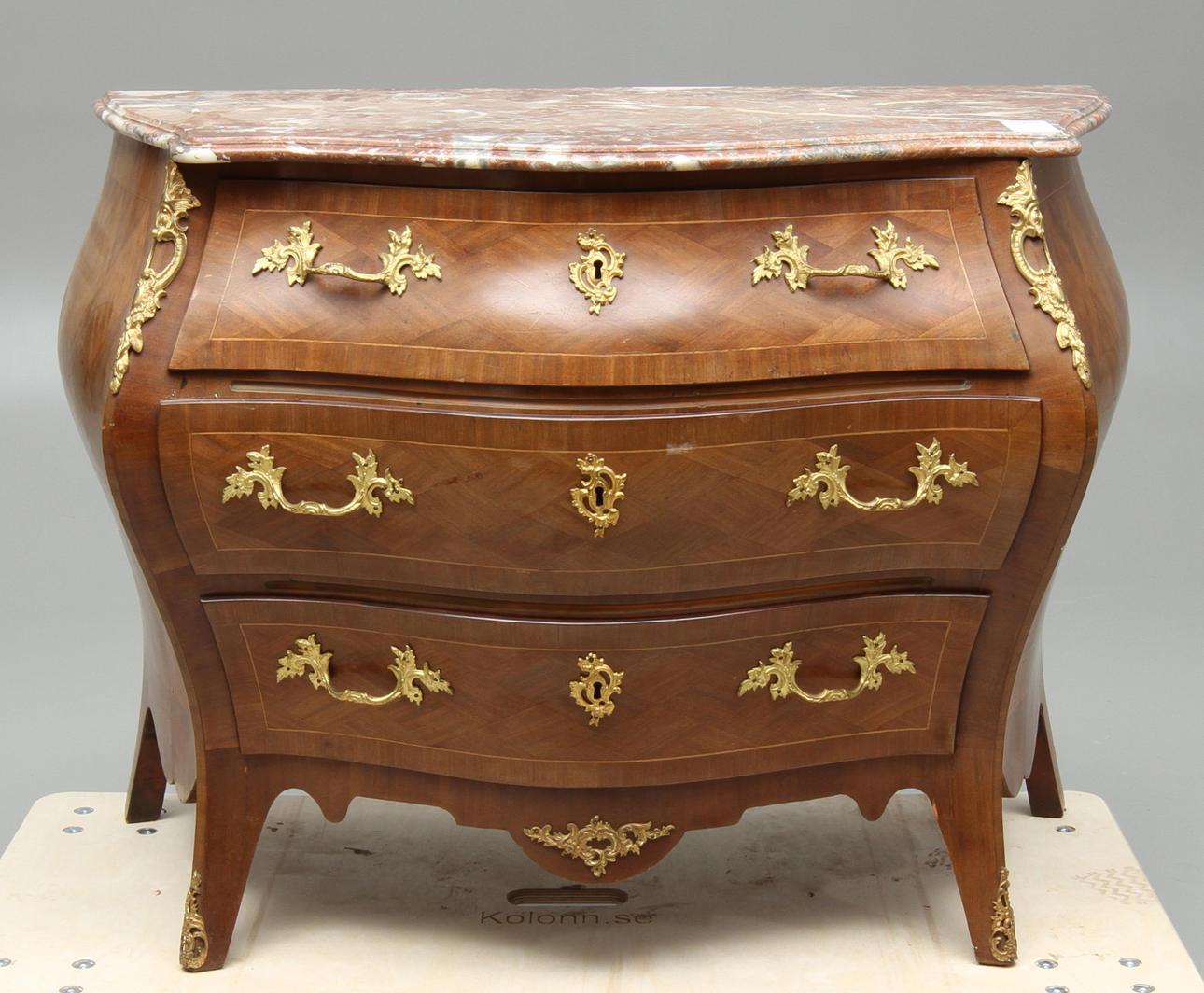 BYRÅ, med stenskiva, rokokostil, 1900-tal.