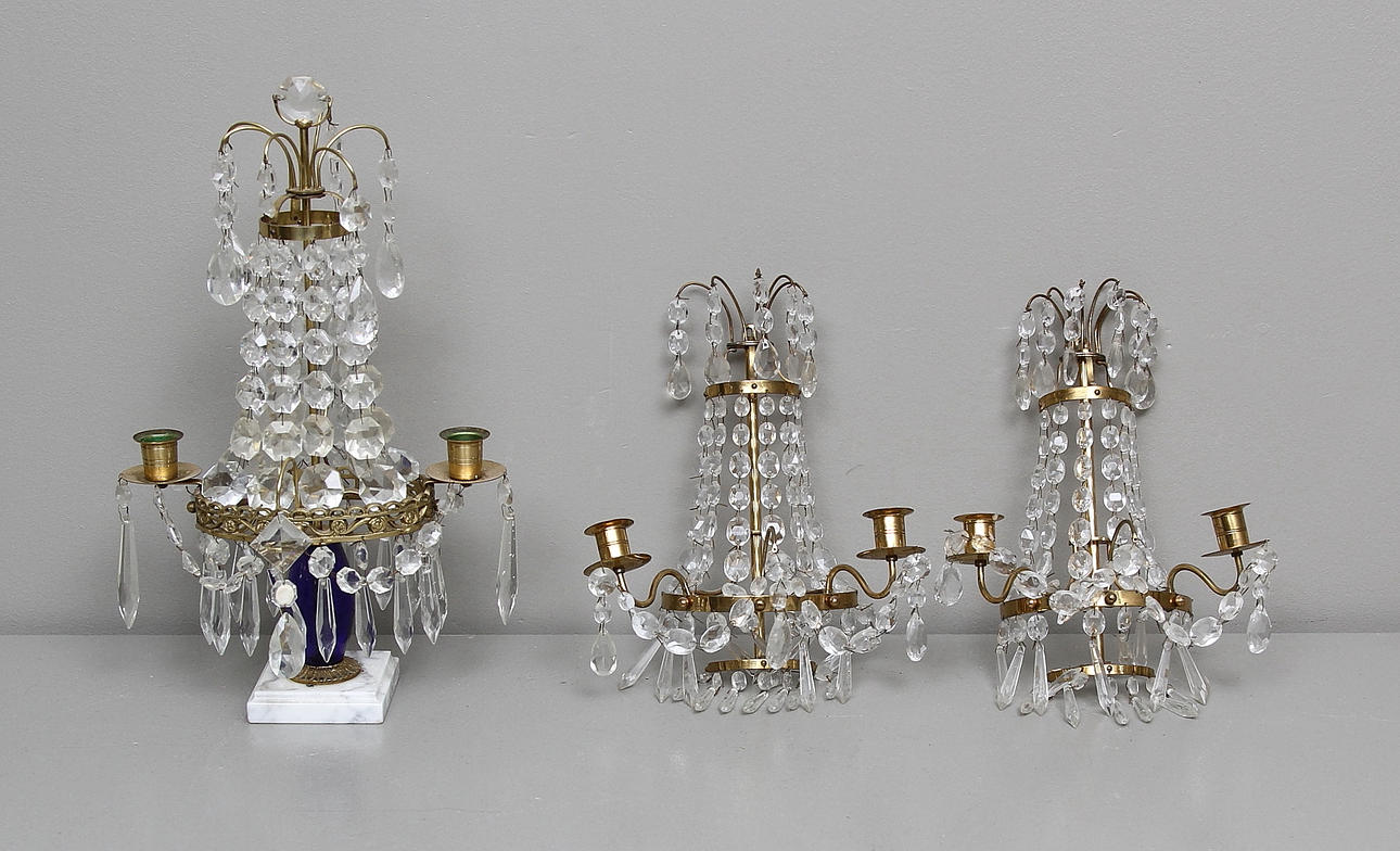 VÄGGLYSTER, ett par samt BORDSLYSTER, 1900-tal.