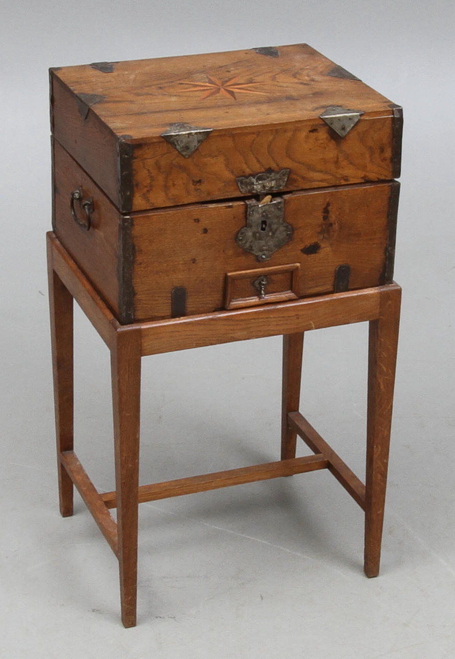 FLASKSCHATULL, 1800-tal.