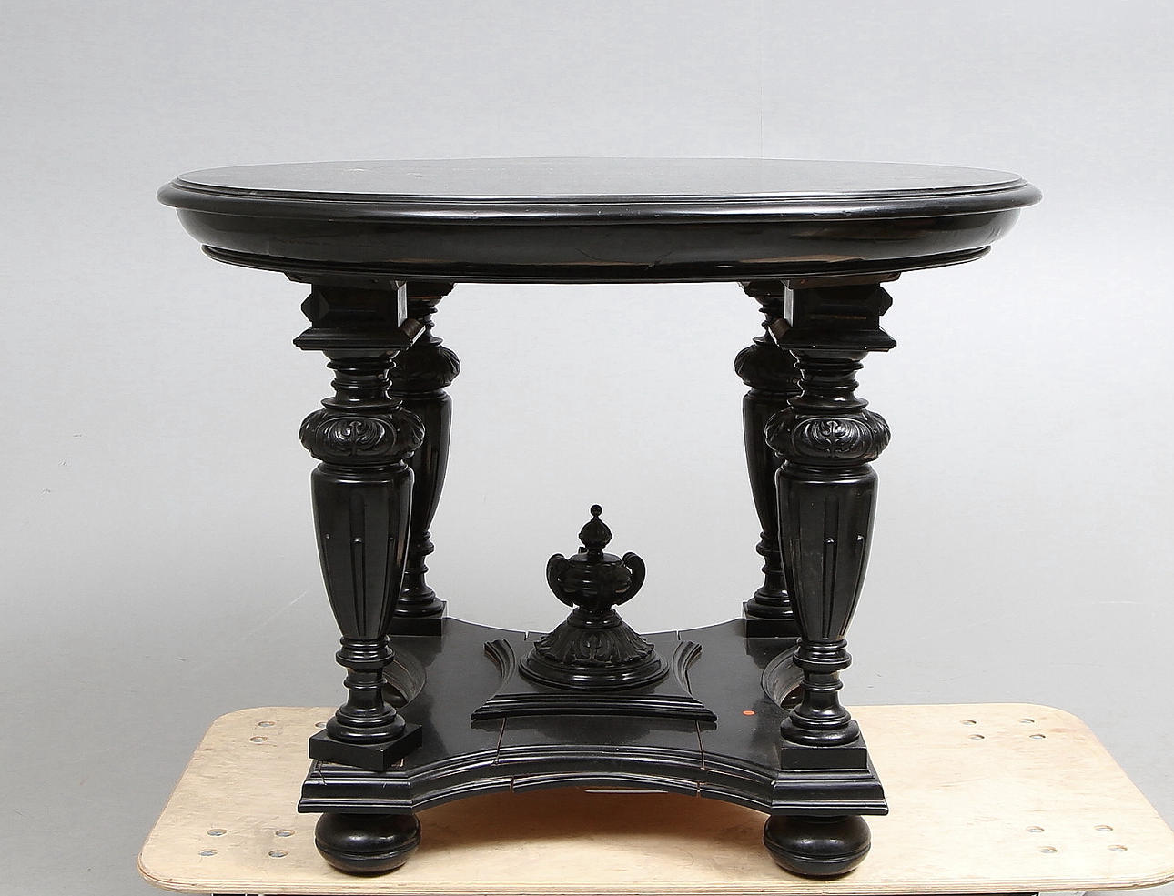 SALONGSBORD, nyrenässans, sent 1800-tal.