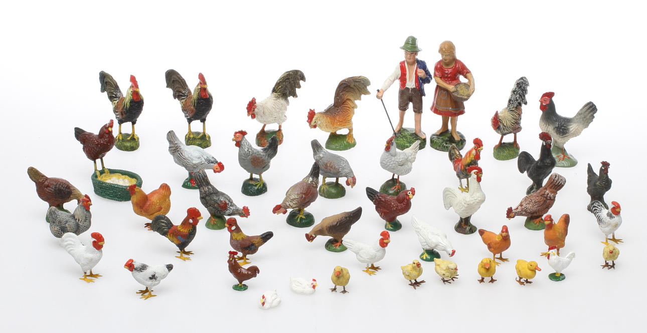 ELASTOLIN, TIPPLE-TOPPLE och LINEOL POJKE, FLICKA och cirka 40 HÖNS.