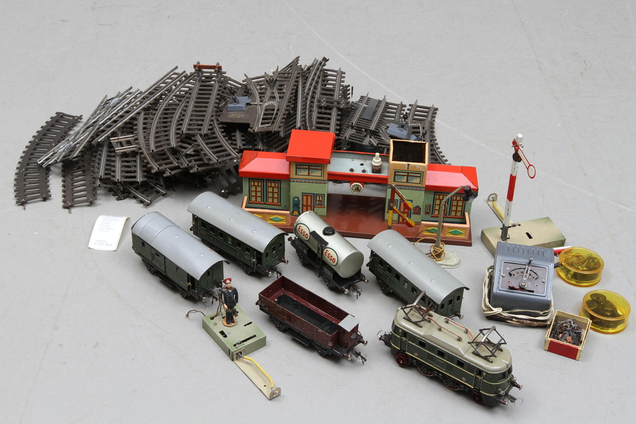 MODELLTÅG FLEISCHMANN LOK E335, 4 VAGNAR, STATION BILLERBAHN med mera.