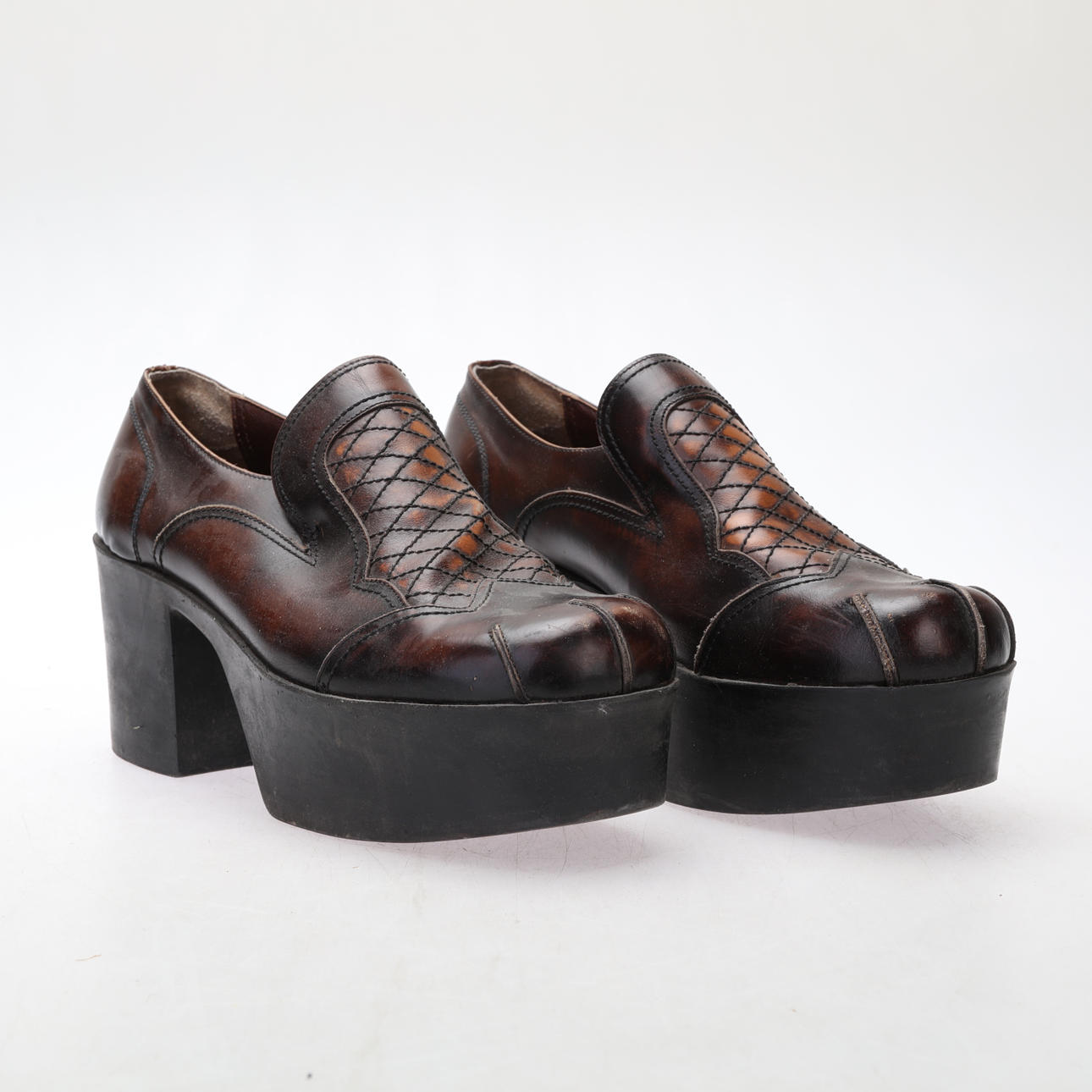 PLATÅSKOR, ett par, storlek 42,1970-tal.