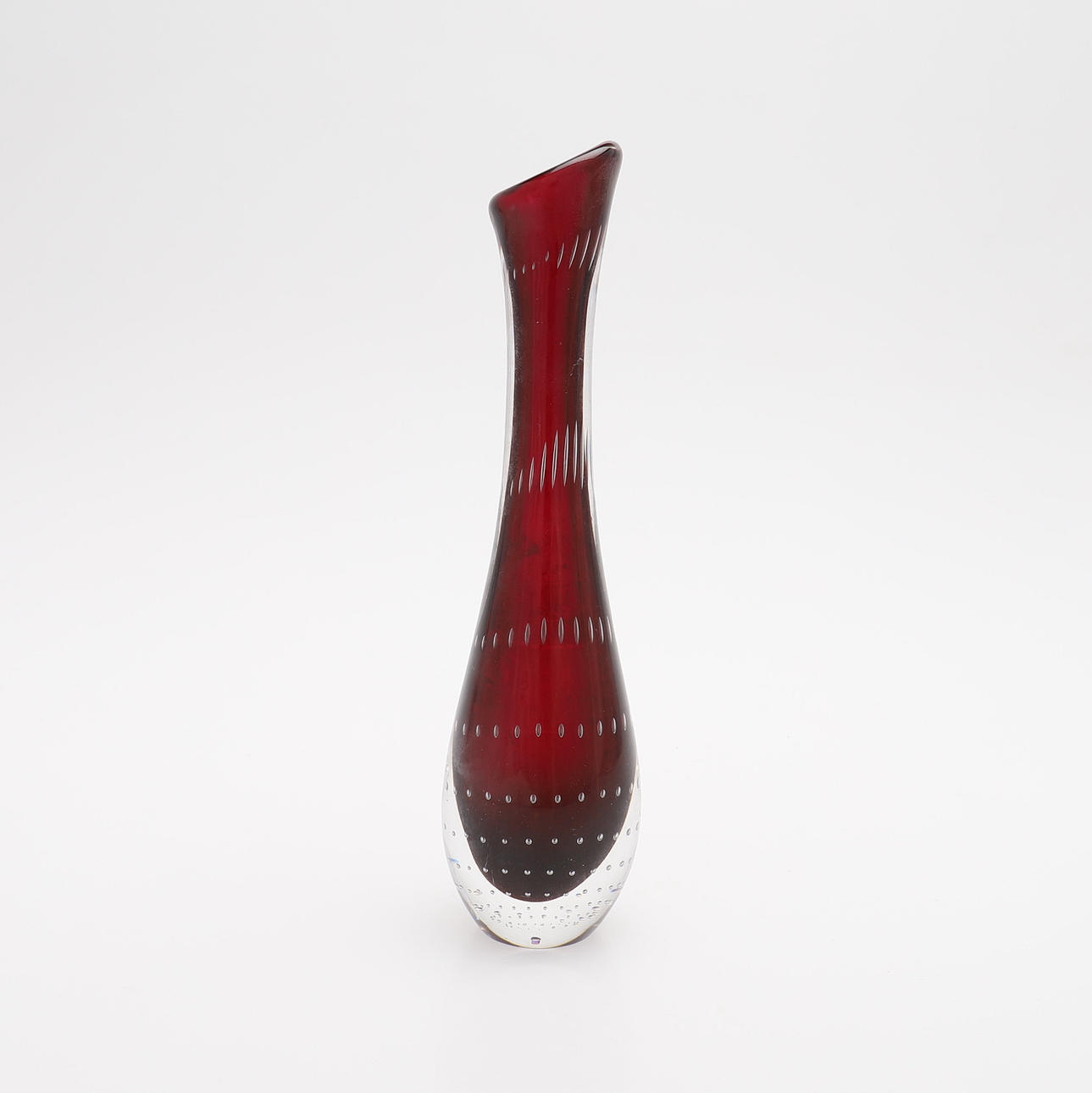 VICKE LINDSTRAND. VAS, RÖD, KOSTA.