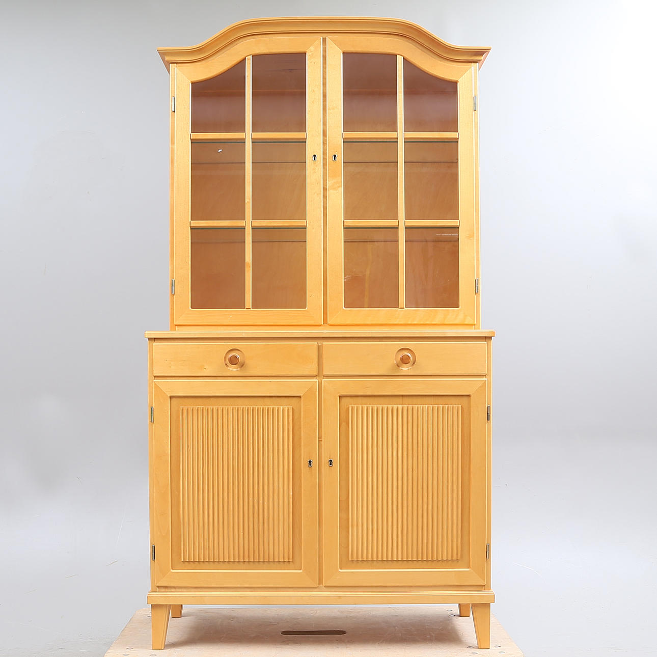 VITRINE, Birke, zweiteilig, Ende 1900.