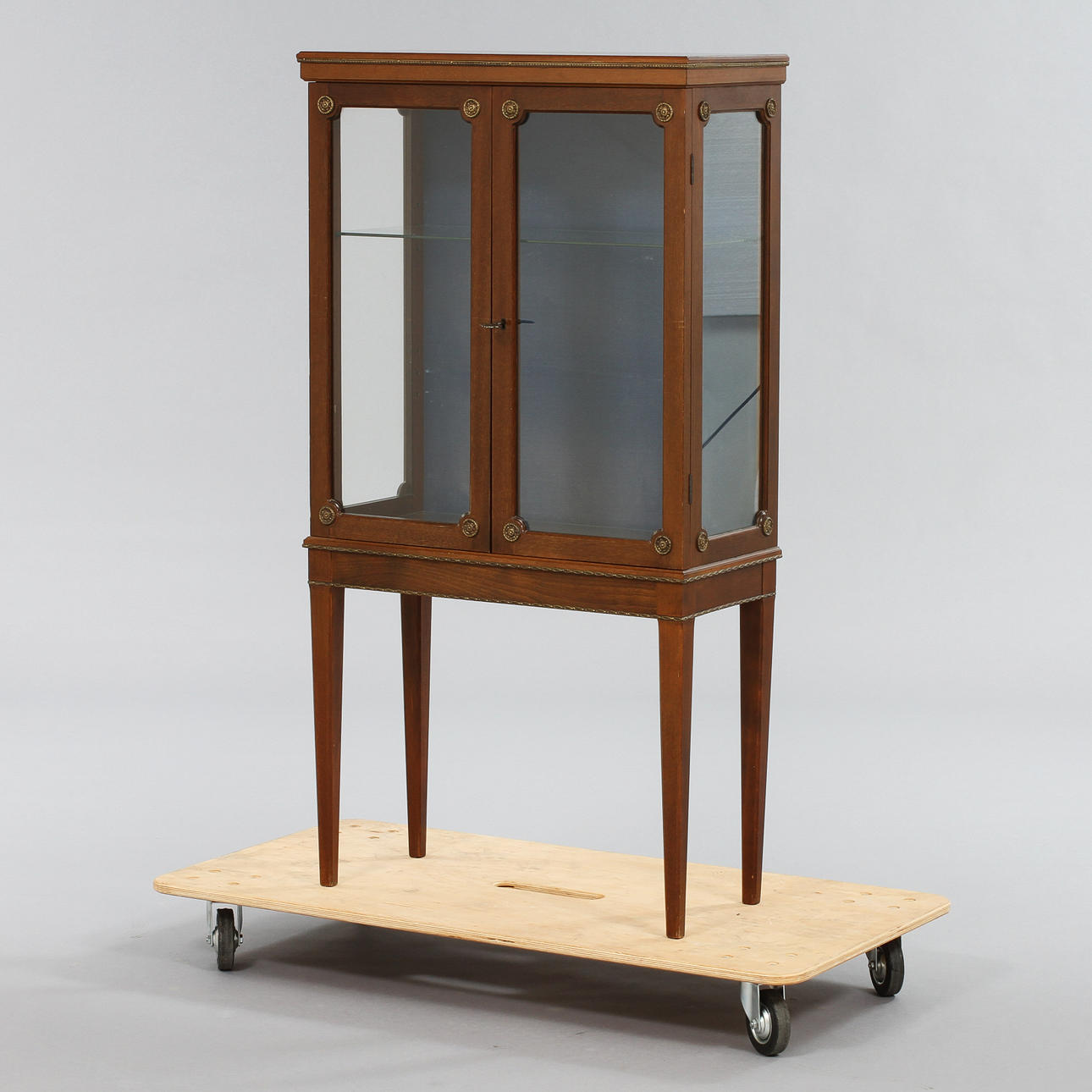 VITRINSKÅP, 1900-tal.