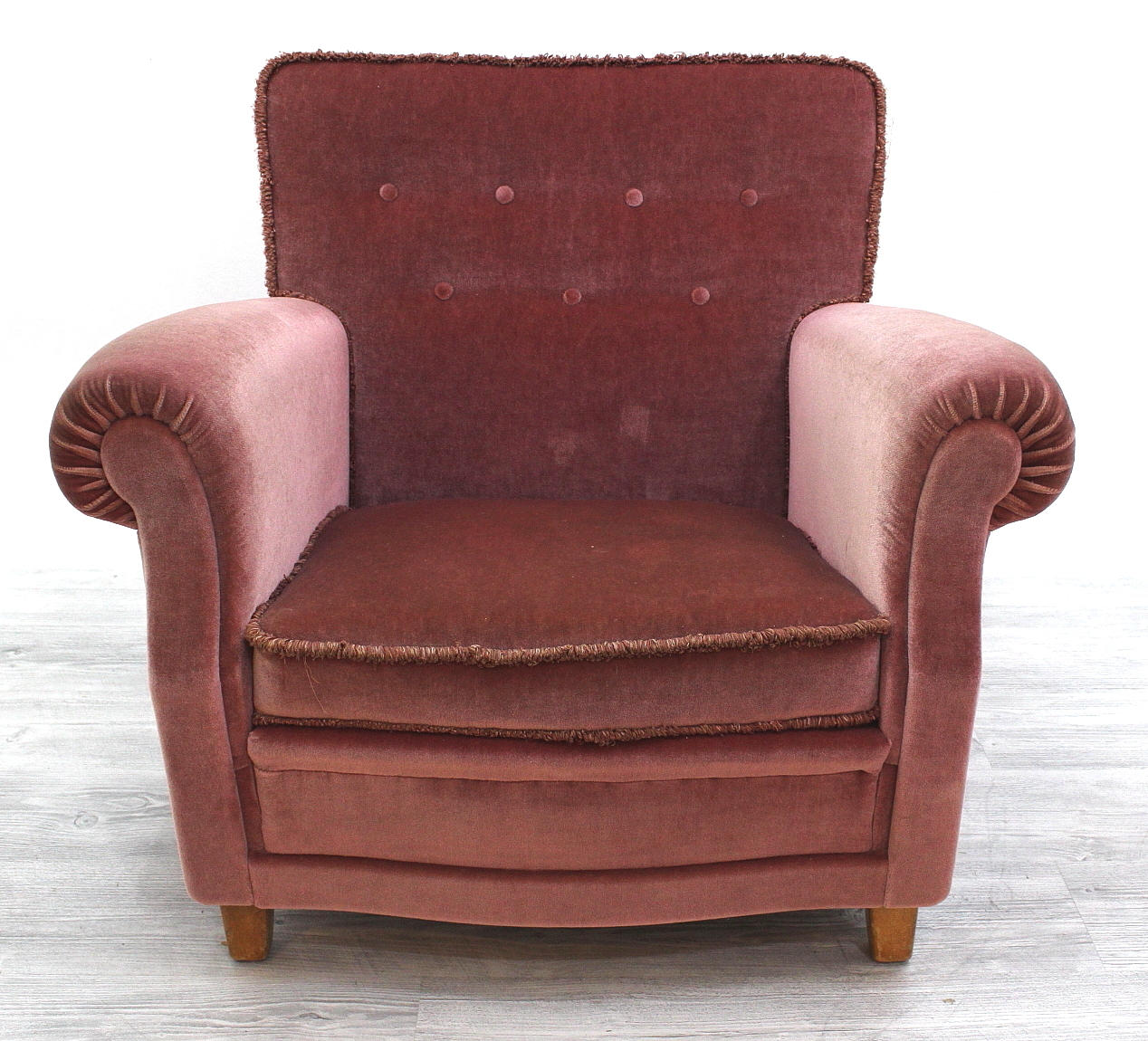 FÅTÖLJ klädd i plysch.