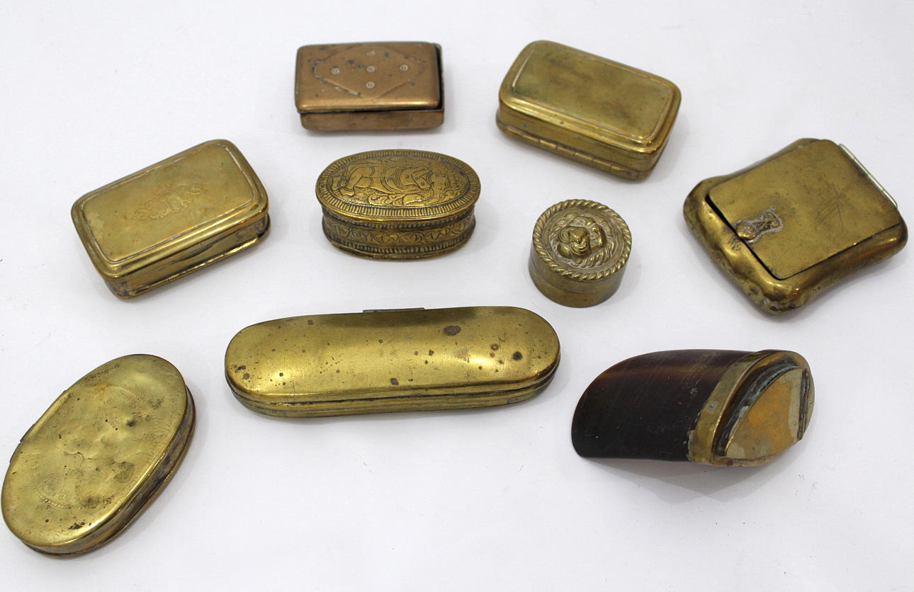 DOSOR åtta stycken, ett glasögonfodral i mässing.