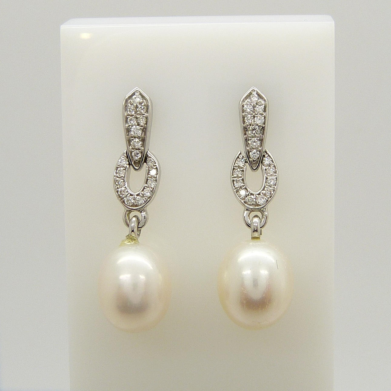 PERLE & DIAMANT ØRERINGE.