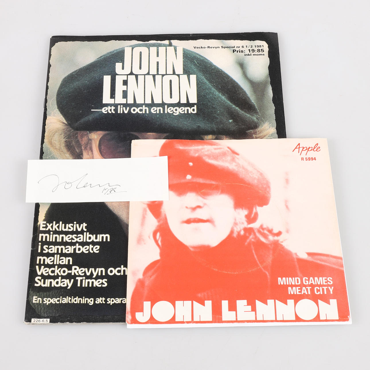 AUTOGRAPH, John Lennon, as well as memorabilia.