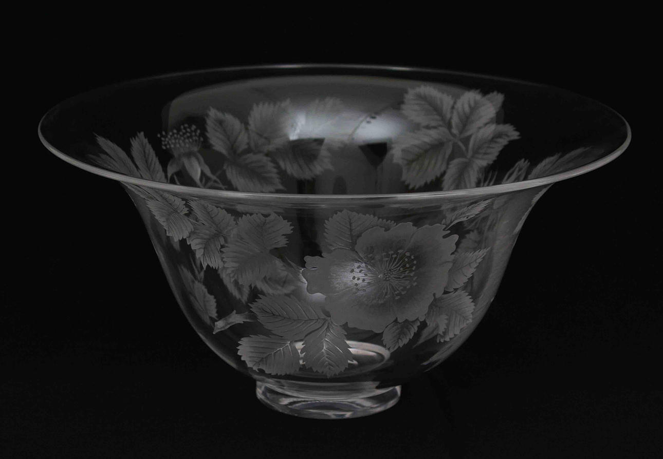 LISA BAUER. Skål, glas, "Rosa canina", signerad Lisa Bauer / H.A. 1976. Kosta. 82/375.