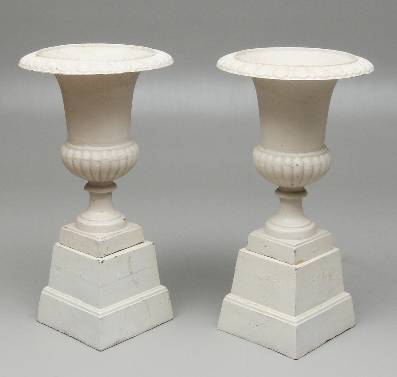 TRÄDGÅRDURNOR 1 par på sockel, gjutjärn, 1900/2000-tal.