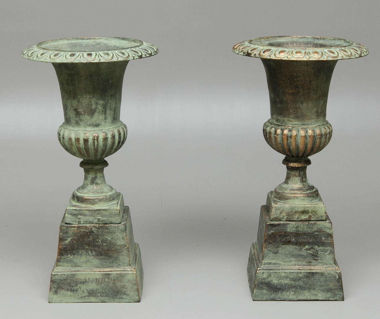 TRÄDGÅRDURNOR 1 par på sockel, gjutjärn, 1900/2000-tal.