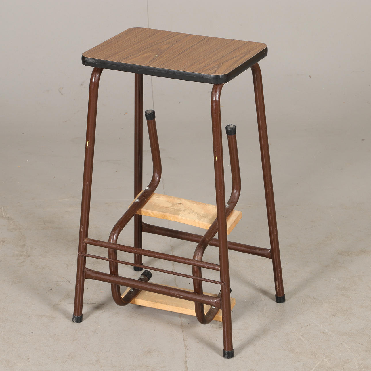 TRAPPALL, lackerad metall med trästeg, 1900-talets mitt. Möbler ...