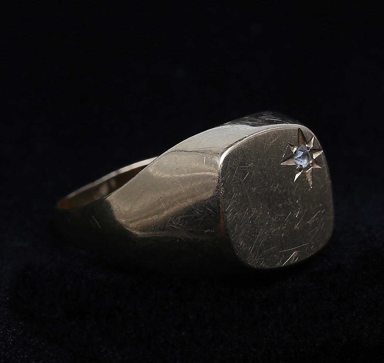 KLACKRING, 18 K, 2 gram med bergkristall.