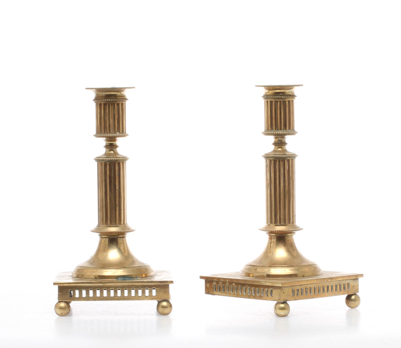 LJUSSTAKAR, ett par, mässing, gustaviansk stil, 1900-tal.