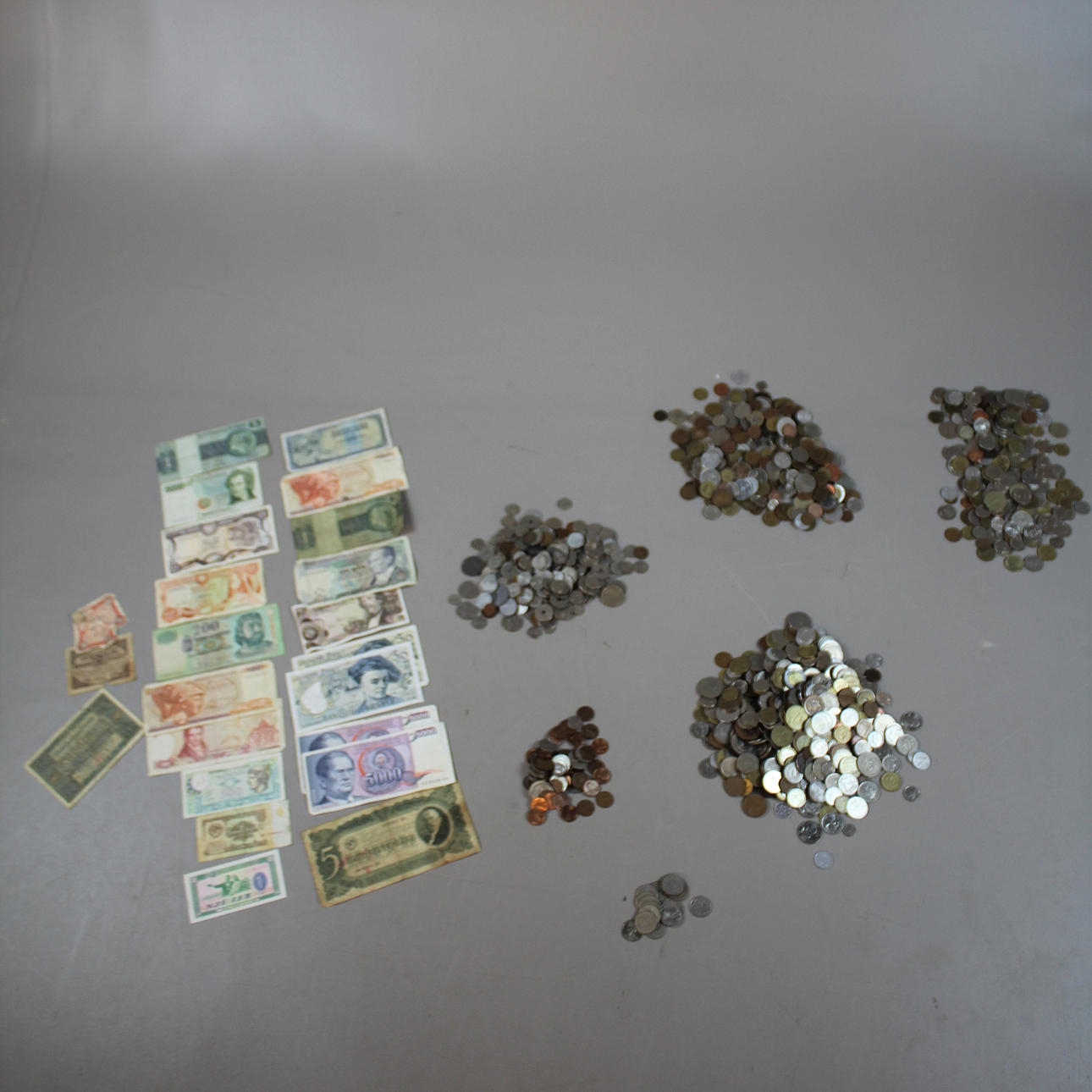 GAMLE UDENLANDSKE MØNTER OG SEDLER.