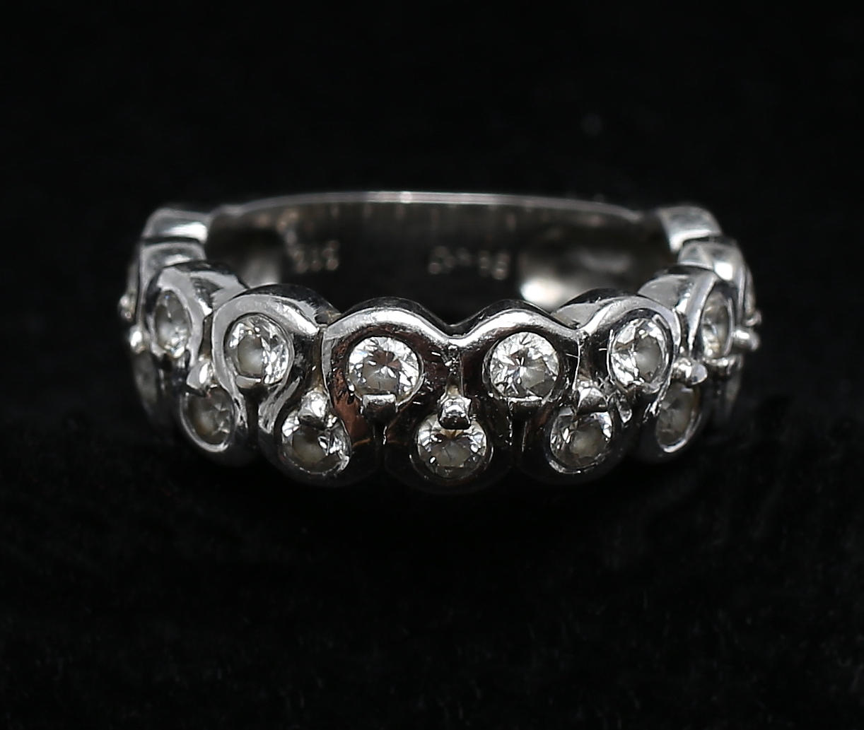 GULDRING, 14 K vitguld, 7 gram med vita safirer.