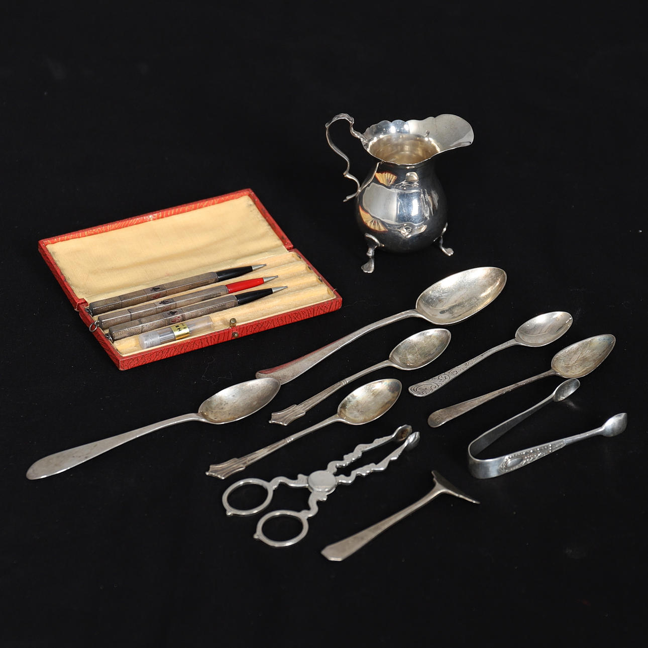 A SMALL COLLECTION OF SILVER ITEMS.