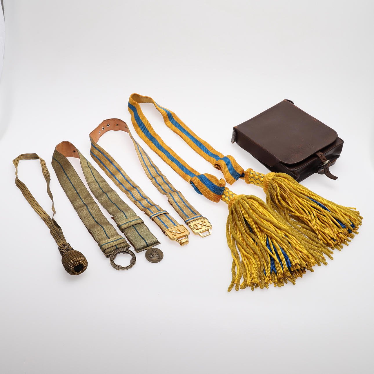 SVENSKA UNIFORMSDETALJER, FYRA STYCKEN SAMT VÄSKA.