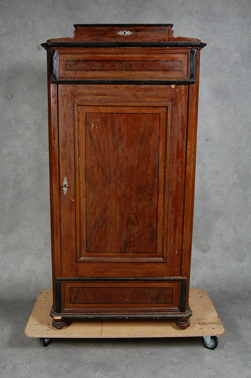 DRÄNGASKÅP, ådringsmålat, 1800-tal.