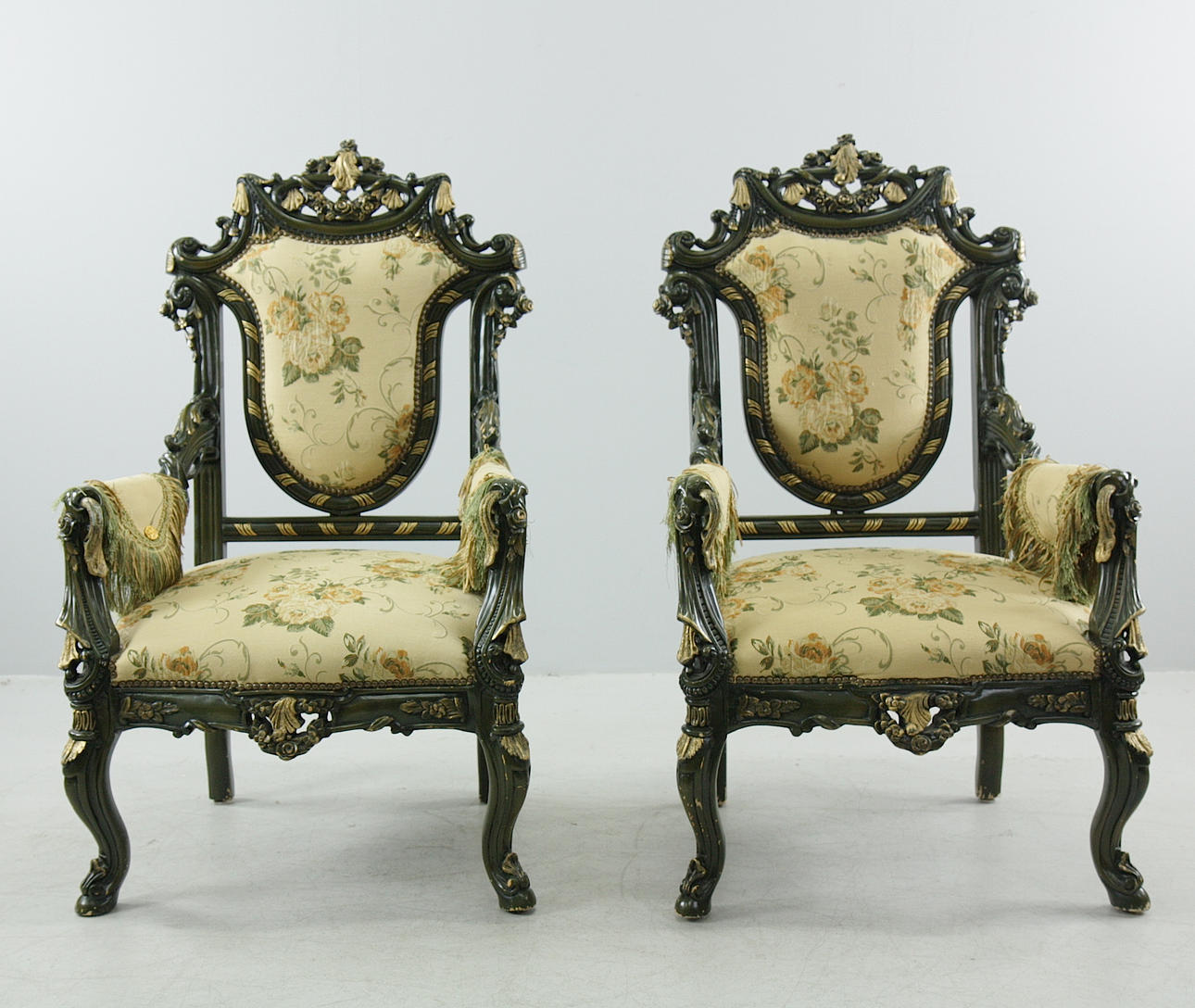 FÅTÖLJER, ett par, Viktoriansk stil.