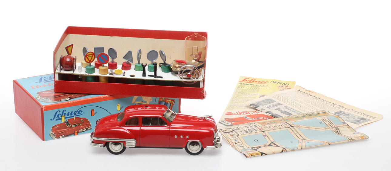 SCHUCO 5311 röd i originalkartong med tillbehör. U.S.zone Germany.