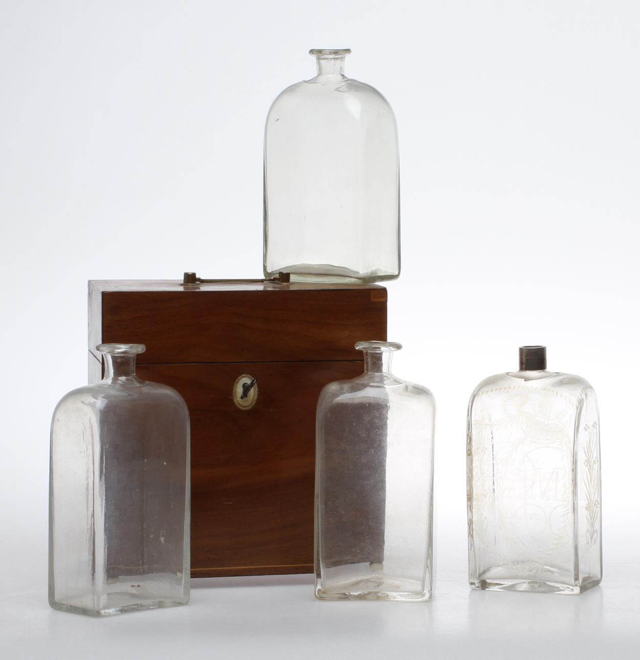 FLASKSCHATULL, med tre plutnor, PLUNTA, 1800-tal.