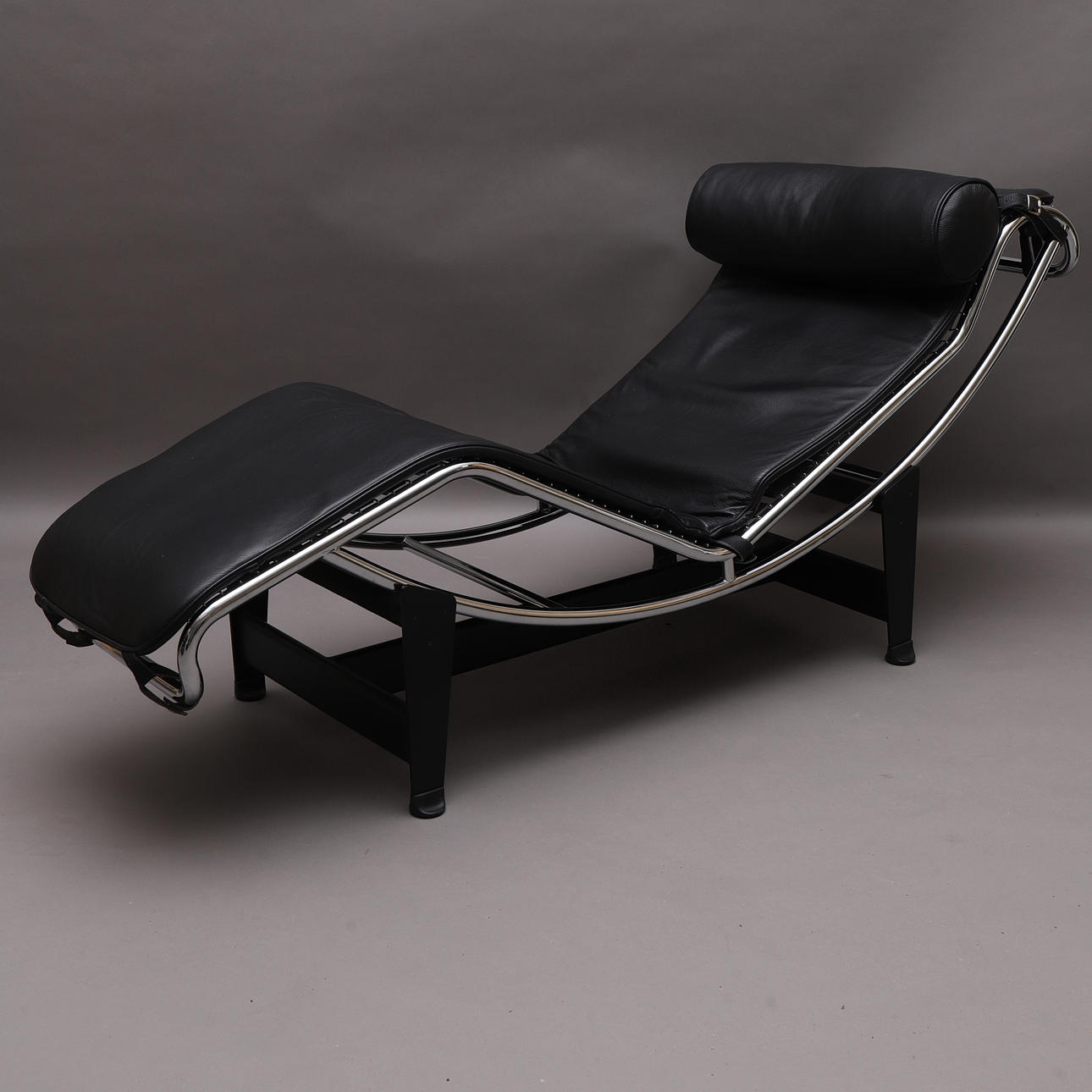 LIGGFÅTÖLJ/VILSTOL, kopia efter Le Corbusier, 19/2000-tal.