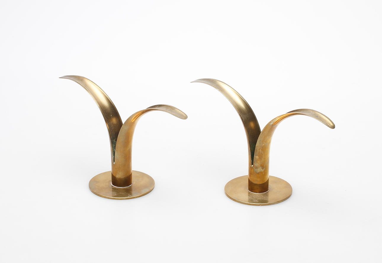 LJUSSTAKAR, ett par, mässing, "Lilja", Ivar Ålenius-Björk, Ystad metall.