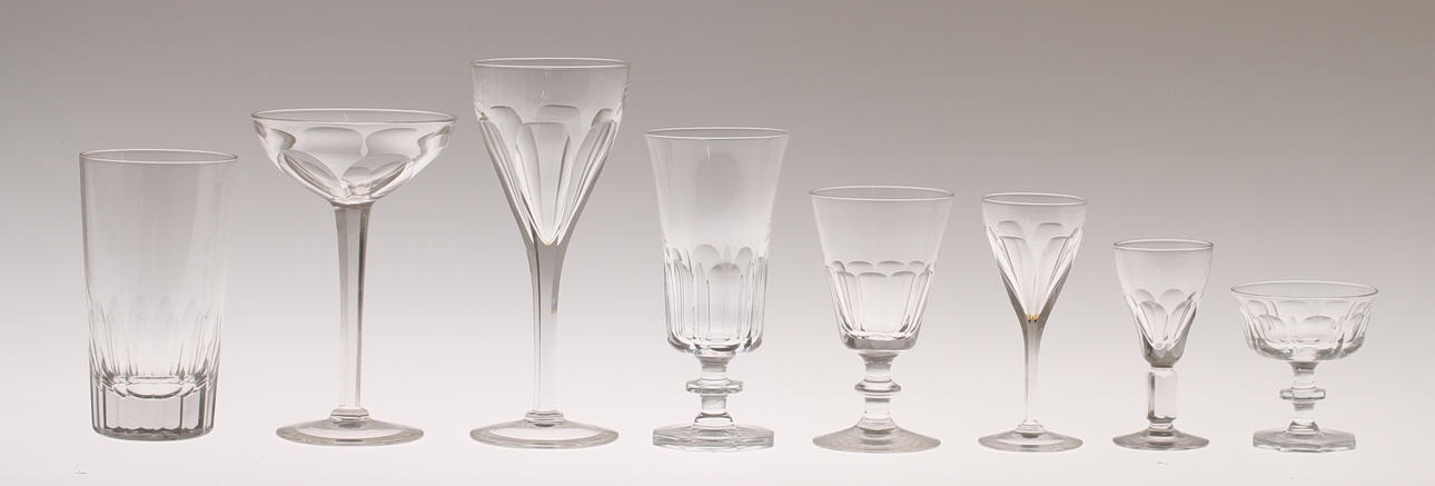 GLASSERVISDELAR, ca 65 delar, varierande modeller, 1900-tal.