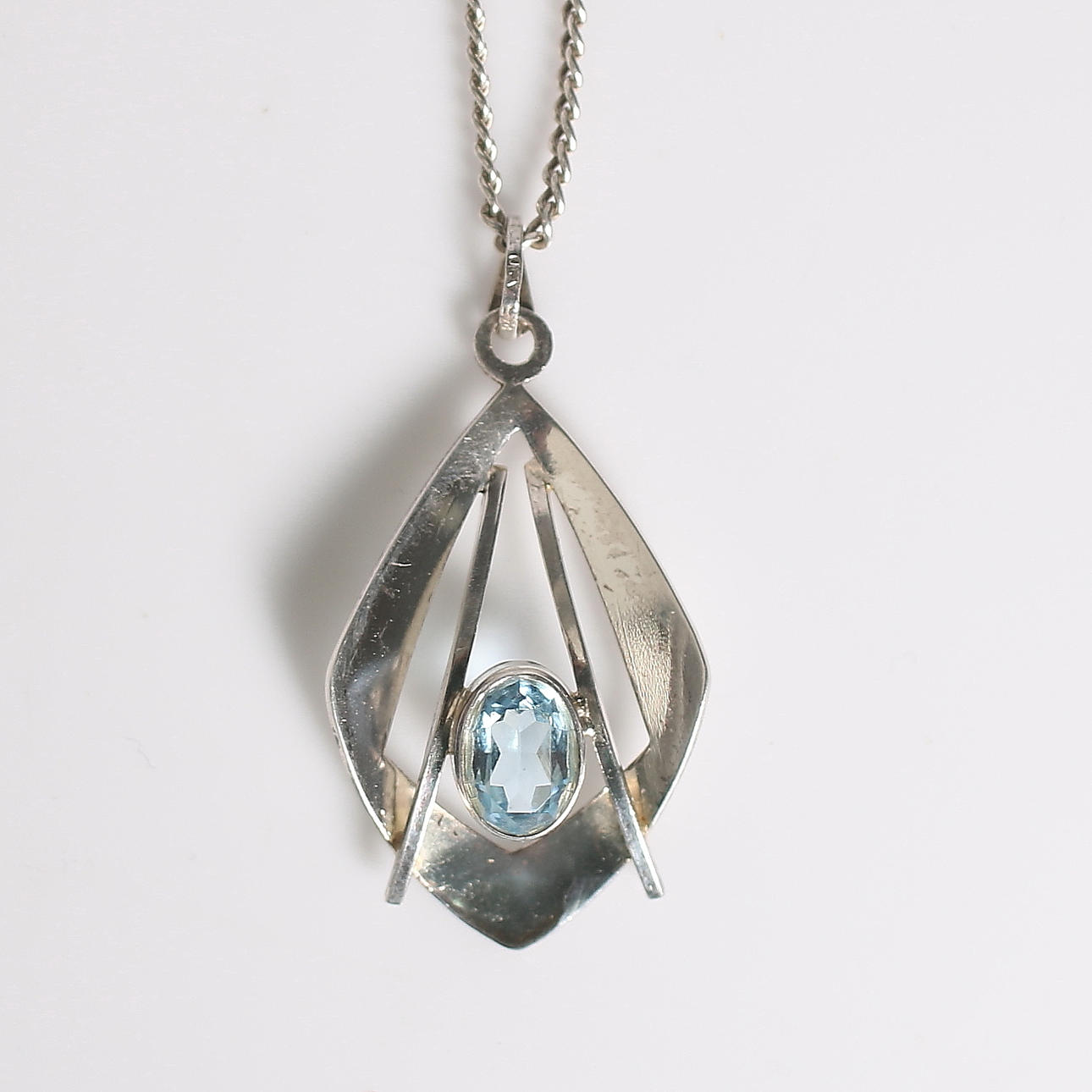 HALSBAND, silver, hänge med blå sten och kedja, 1900-talets andra halva.