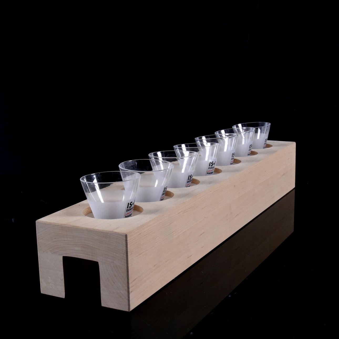 SNAPSGLAS PÅ TRÄSTÄLLNING, 7 st, Pukeberg.