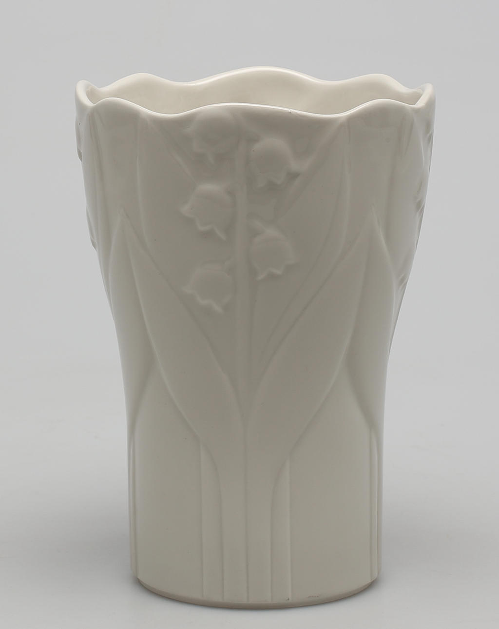 VAS i vitglaserad keramik. Stämpelmärkt Vårblomster 3, Gustavsberg, Sweden, M-Hennix (Marianne Hennix).